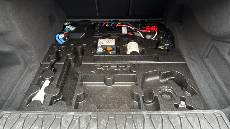 Jaguar XE 2.0 D200 R-Dynamic SE Black 4dr Auto Diesel Saloon